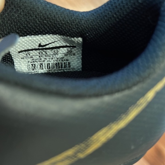 Nike youth 1Y cleats in black and gold (not worn) - Picture 8 of 9
